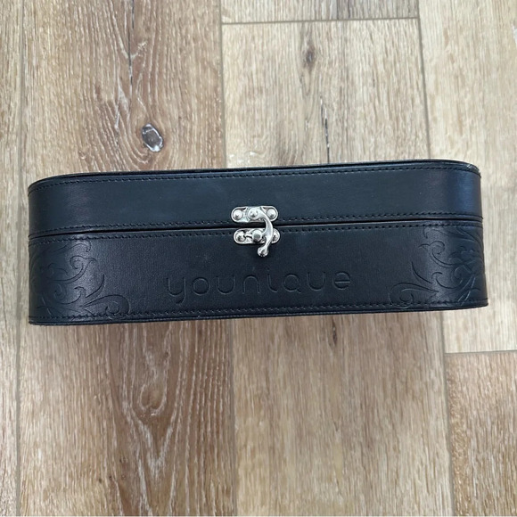 Younique Black Oval Hardcase Clasp Closure Storage Box w/ Inside Felt Lining GUC - Picture 3 of 6